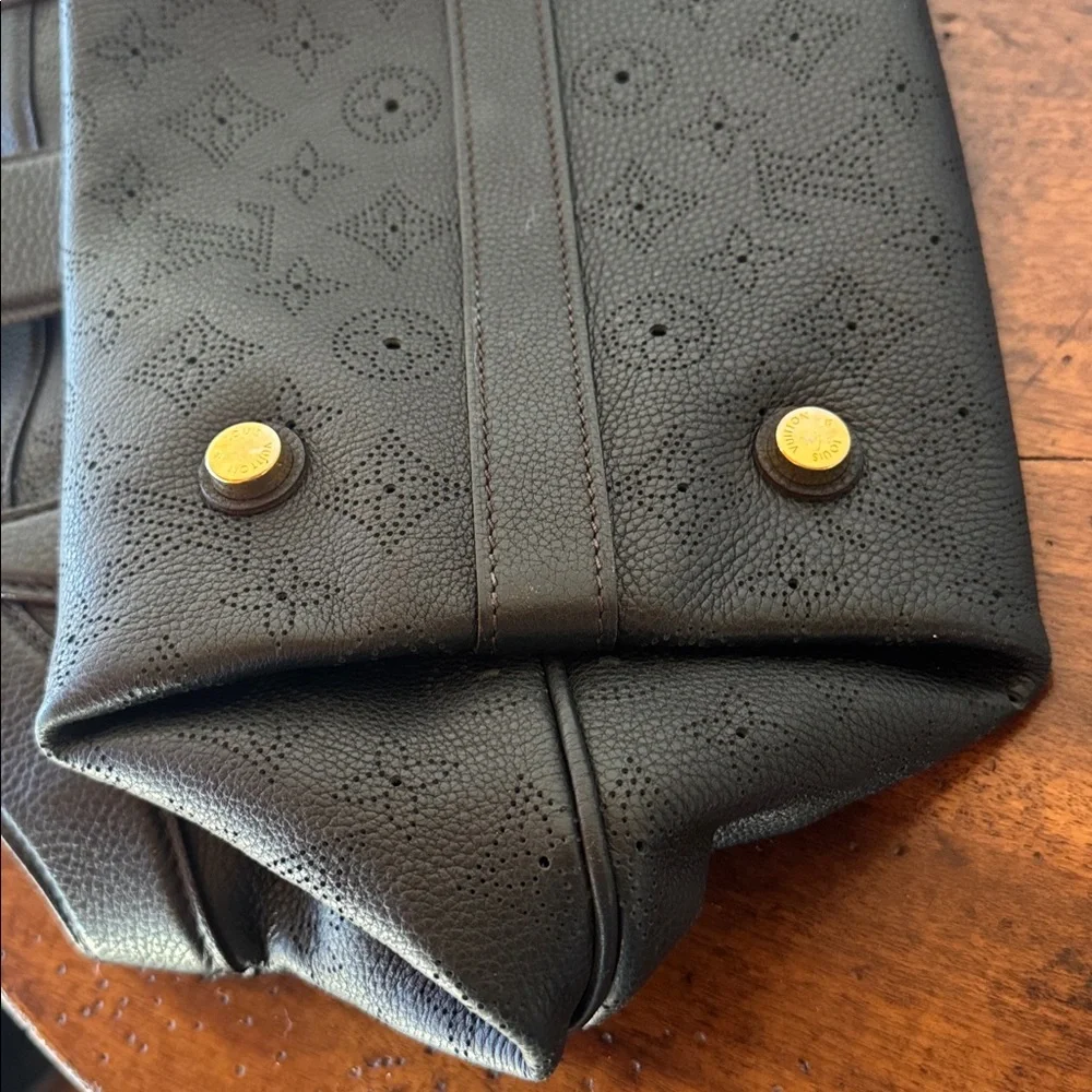 Louis Vuitton Mahina leather handbag‎